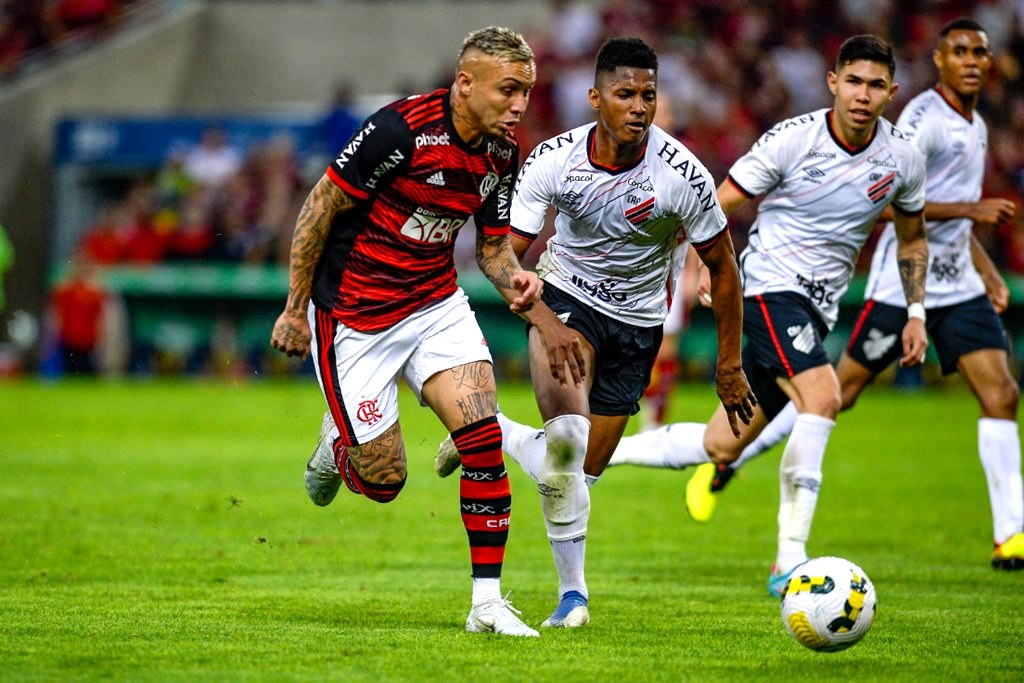 Em alta, Cebolinha decidiu último Flamengo x Atlético no Maracanã