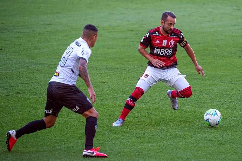 Para Everton Ribeiro, jogando 'feio ou bonito' importante agora é