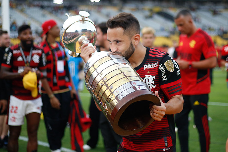 Três chegadas e cinco saídas - veja como foi a janela de transferências do Flamengo