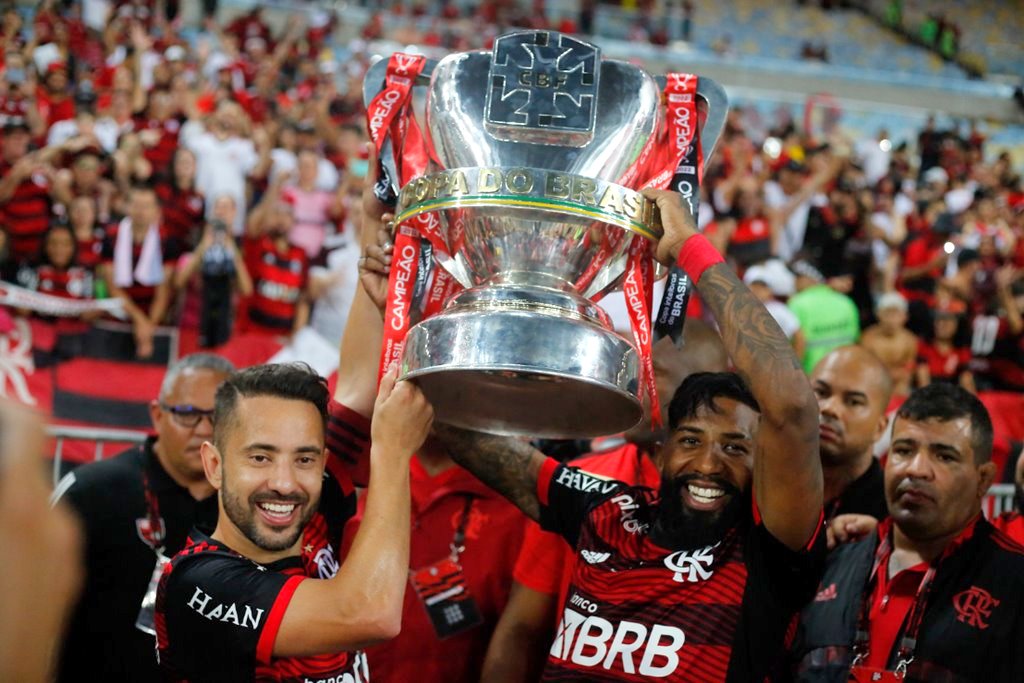 Após benzer a taça da Copa do Brasil, torcedores do Flamengo