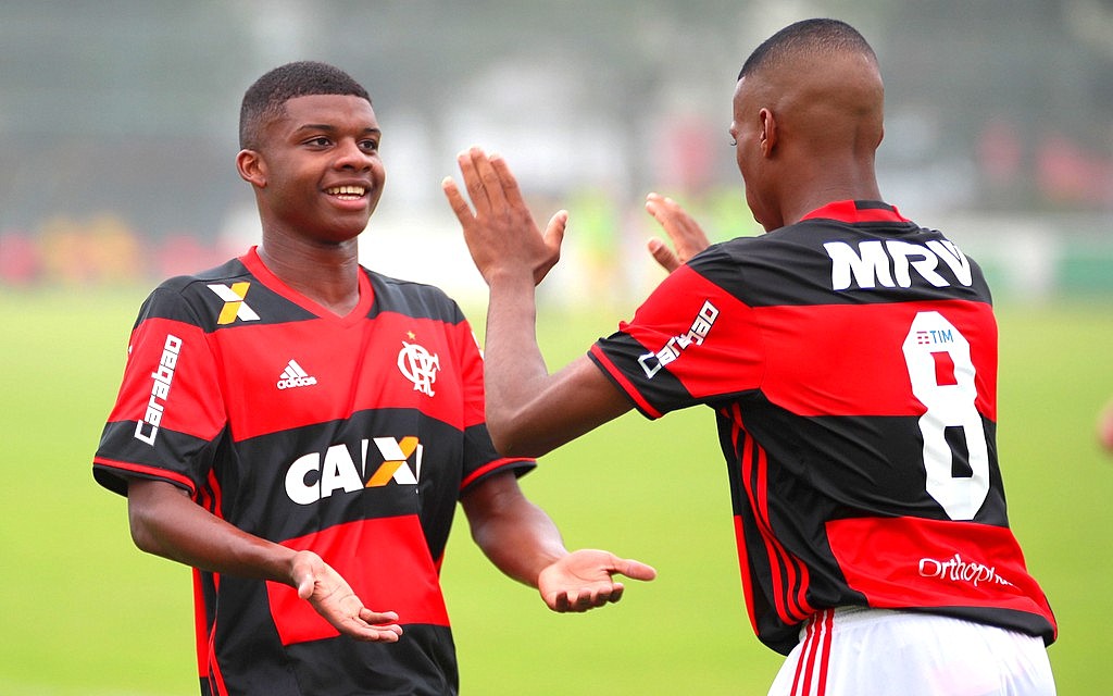 Jóia da base do Flamengo que começa a brilhar no time titular é