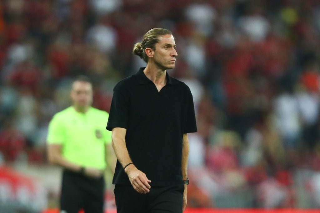 Zagueiro do Flamengo leva multa por chegar atrasado em treino