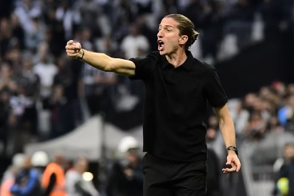 Filipe Luís comenta plano de jogo após ter um jogador a menos: "Entregar a bola ao Corinthians"