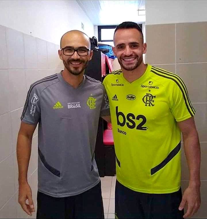 Rafael alcântara comenta em foto do renato Augusto, será um sinal