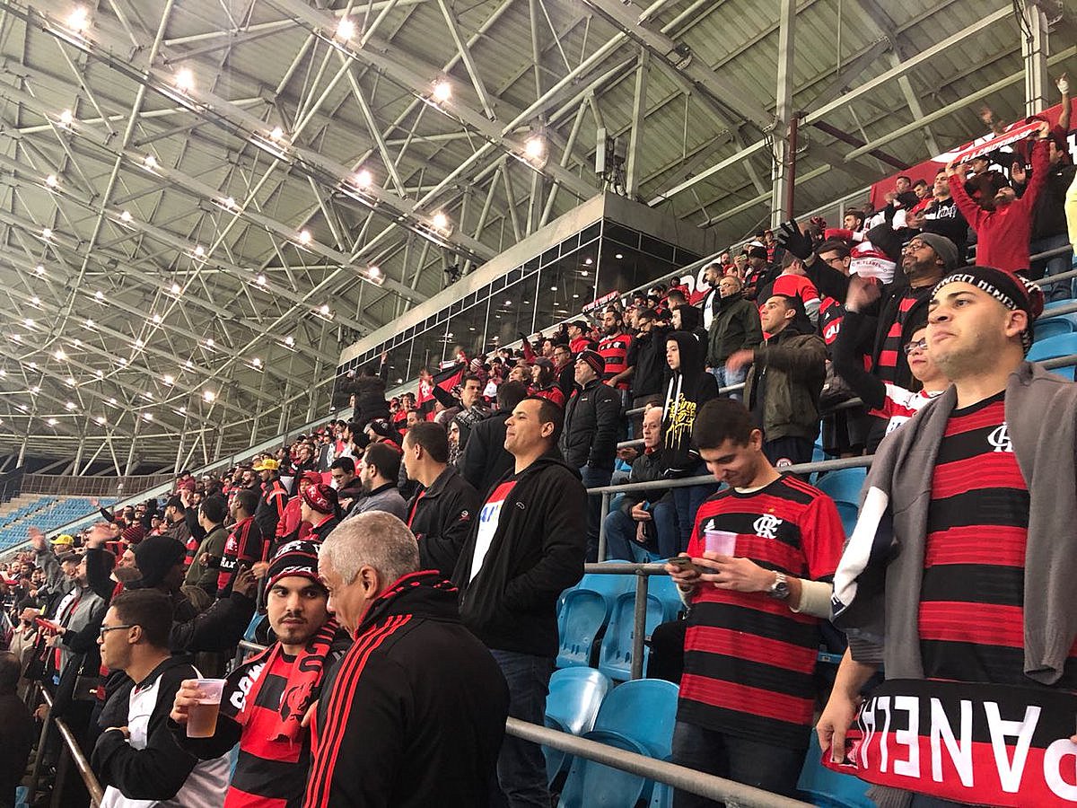 Alvo da torcida do Flamengo após derrota para o Grêmio, Isla desabafa nas  redes sociais: Lutar até o fim