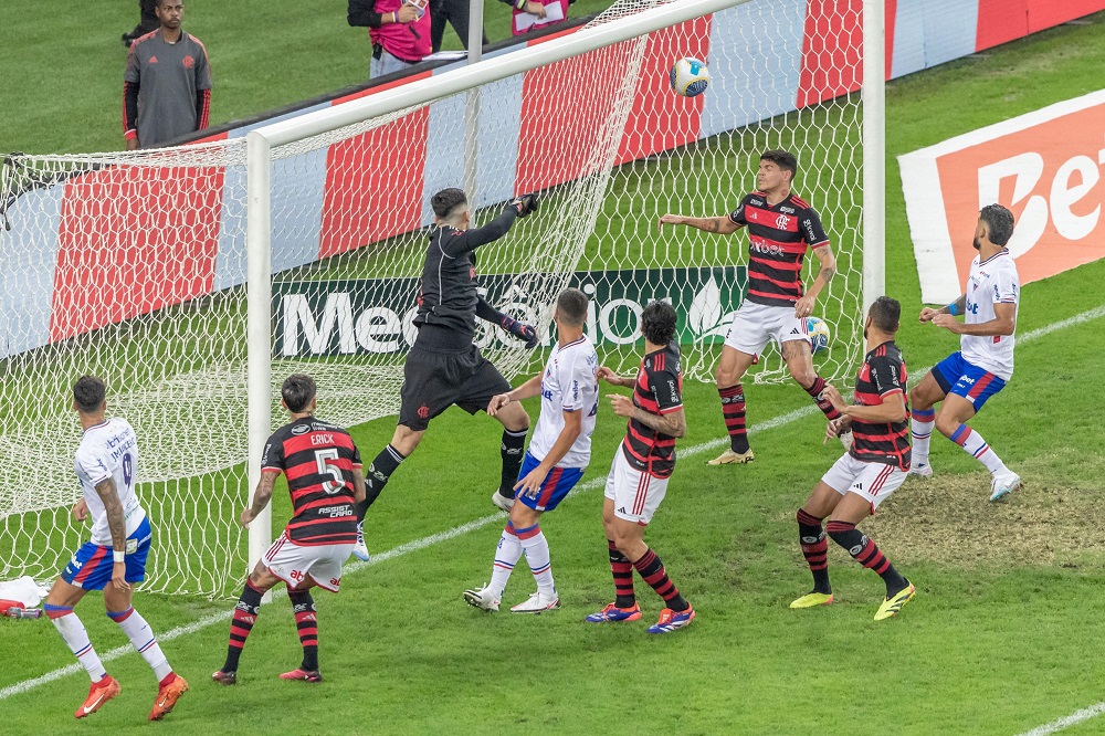 Tite explica utilização de Gerson em diferentes funções: "Necessidade da equipe"