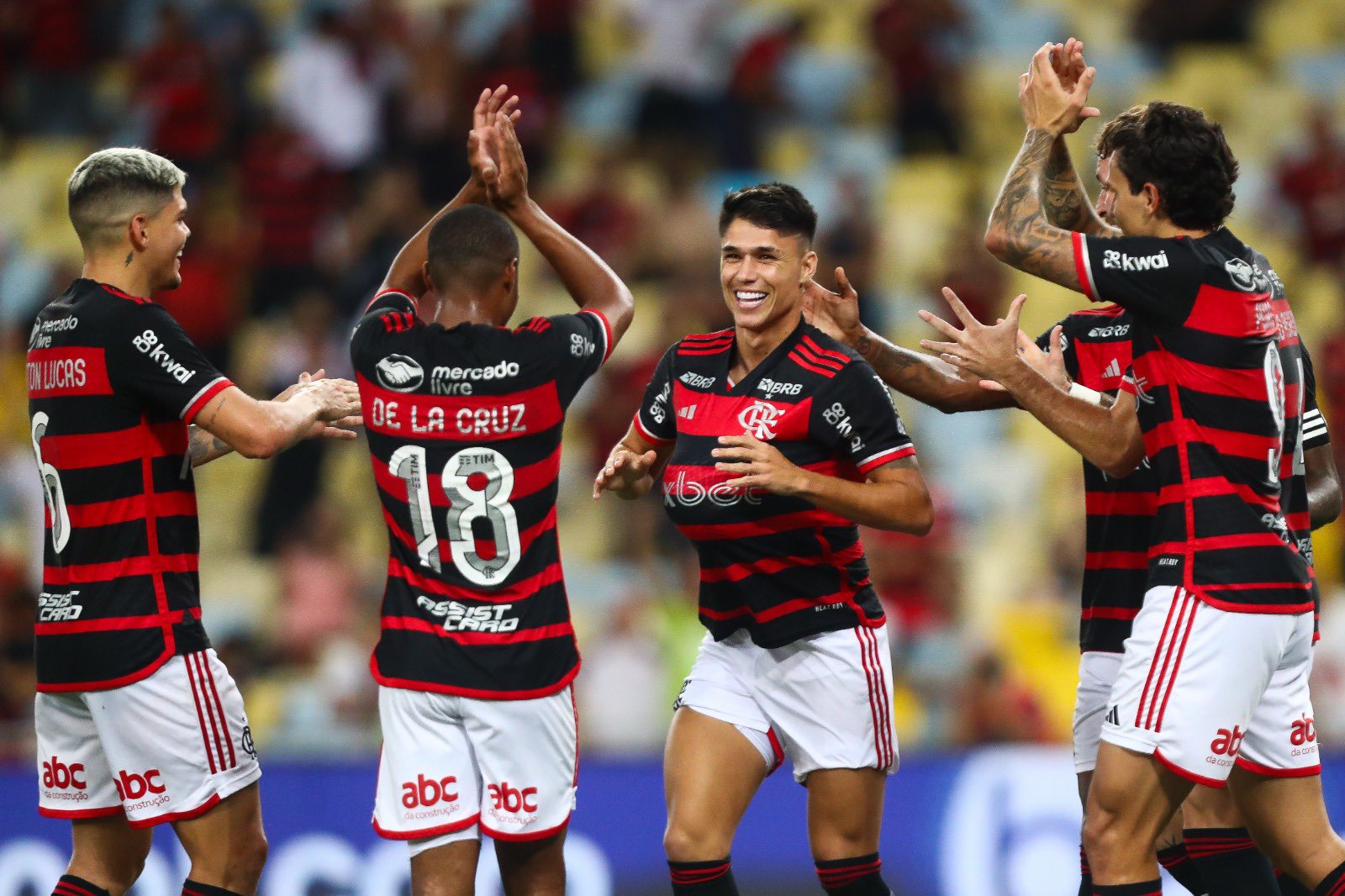 Torcida recepciona o Flamengo com festa na chegada ao hotel em São Paulo - veja