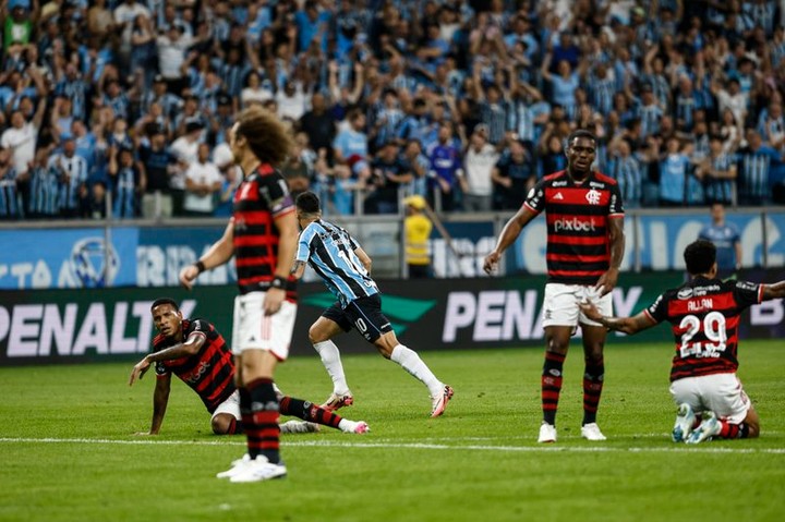 Flamengo afirma que Carlinhos foi alvo de injuria racial no estádio do Grêmio