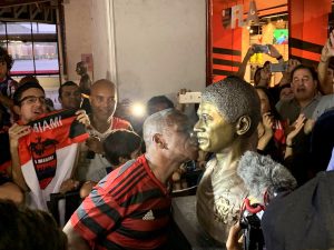 Elenco e comissão técnica do Flamengo prestam homenagem a Adílio no Ninho do Urubu