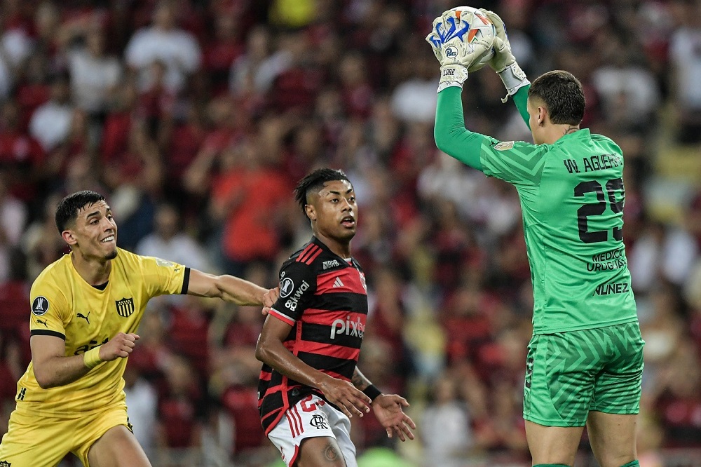 "Uma derrota que ninguém esperava" - Léo Pereira comenta resultado ruim na Libertadores