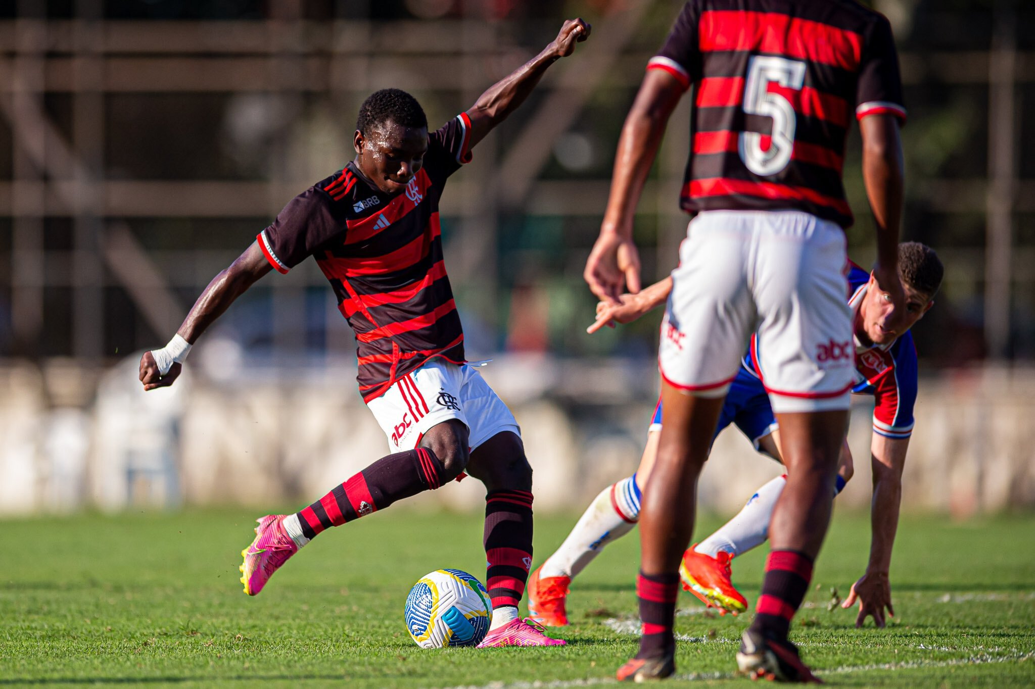 Dirigente de clube paulista explica saída de Hassan do Flamengo: "Não quis exercer a compra do jogador"