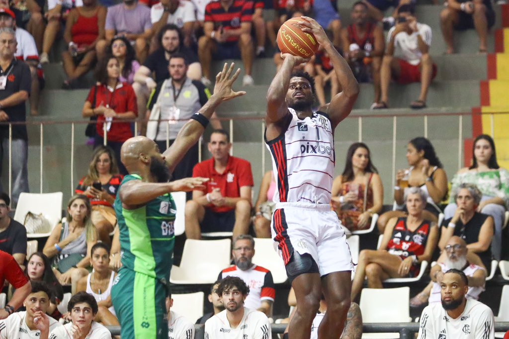 Pivô do Flamengo, Maique reforça concentração por título do NBB: "Todos pensando no mesmo objetivo"