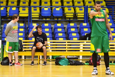 Com Varejão, novo treinador convoca seleção masculina de basquete