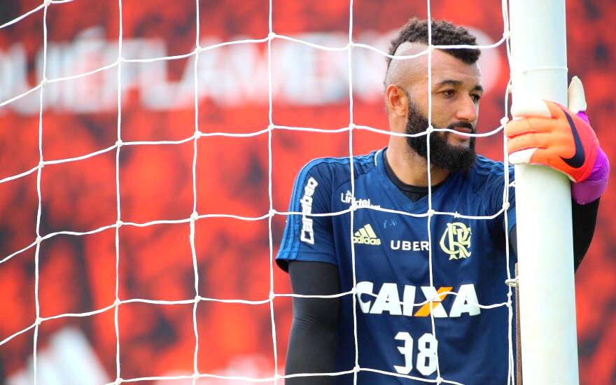 JÁ FOI MELHOR GOLEIRO DO BRASIL: Esquecido no Flamengo, goleiro