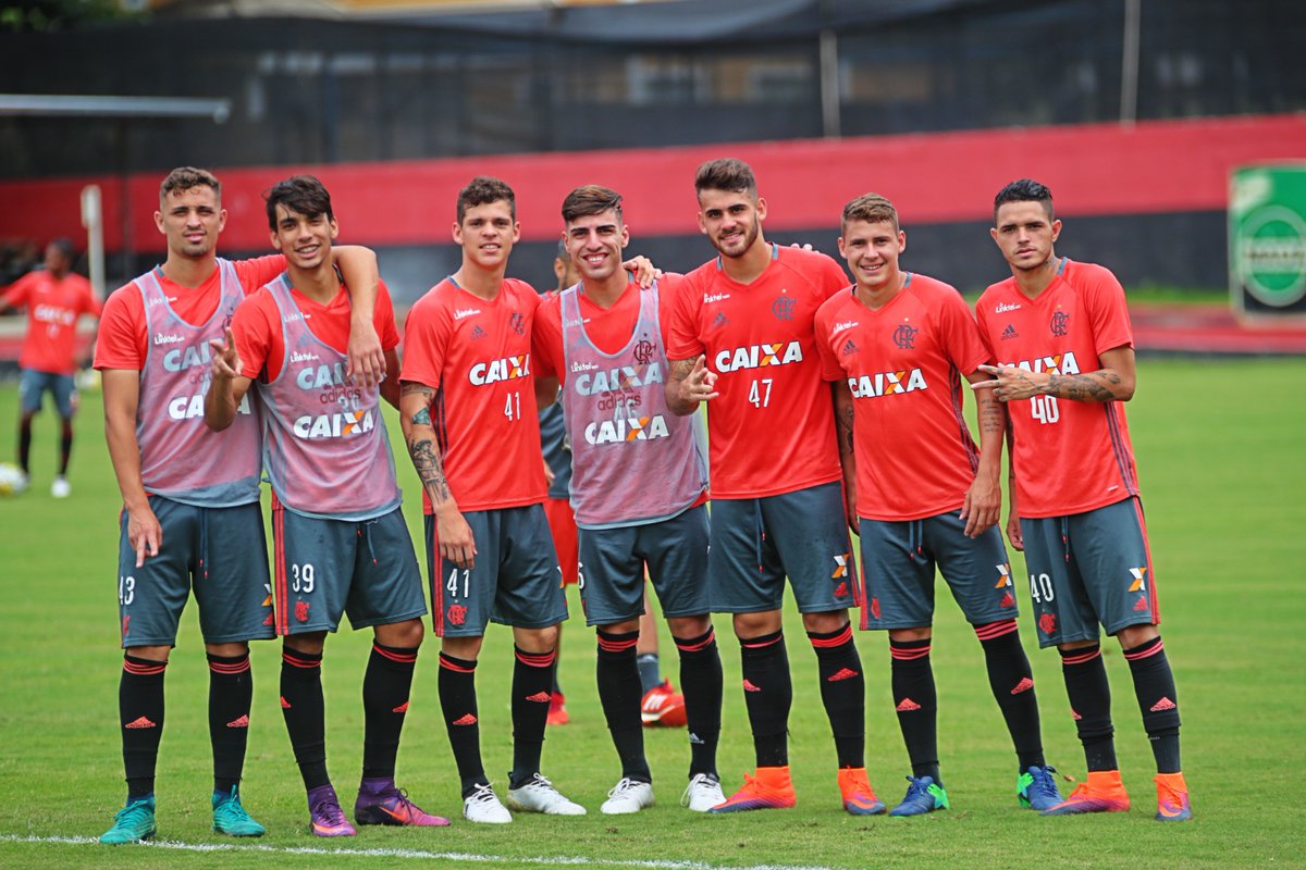 Torcedores do Flamengo criticam promessa da base que saiu do clube