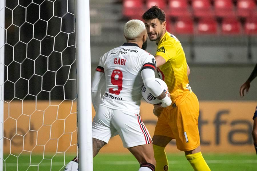 Flamengo comete falhas, mas busca empate com La Calera na