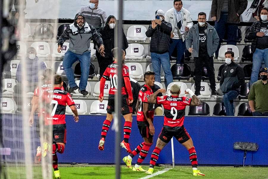 Vídeo: Flamengo é vítima de racismo da torcida do Olimpia