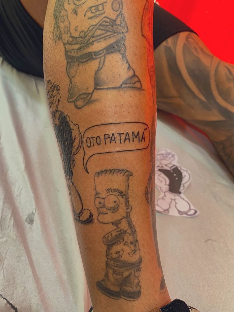 Gabigol tatua Bart, dos Simpsons, dizendo 