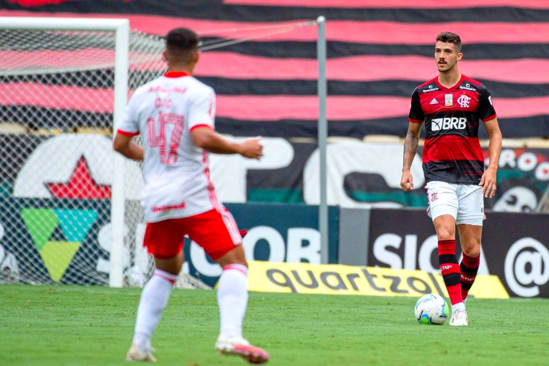 Flamengo 2 x 1 Inter: Fla vence de virada em jogo com expulsão de Rodinei e  fica perto do título brasileiro