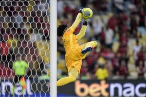 Corinthians bate o martelo sobre escalar ou não Hugo Souza para decisão contra o Flamengo