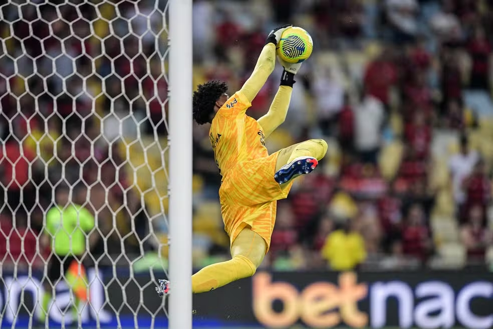 Flamengo recusa proposta do Corinthians por Hugo Souza - garantias financeiras não agradam