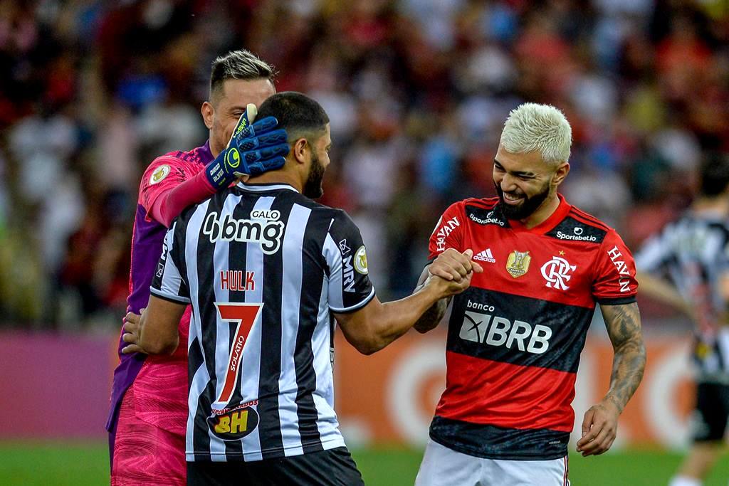 Ídolo do Atlético-MG, Hulk autografa camisas do Flamengo ao lado de Zico - veja