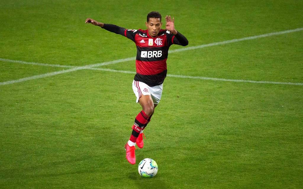 Flamengo acerta a contratação de Maurício Isla FlaResenha