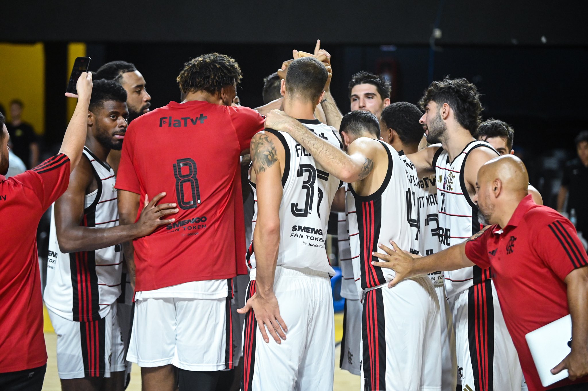 Flamengo vence o Paulistano e segue líder do NBB