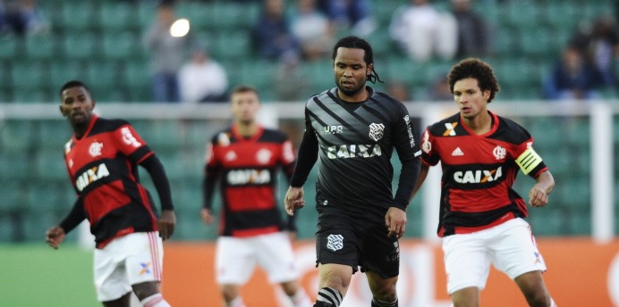 Jogadores do Flamengo lamentam derrota, mas elogiam jogo