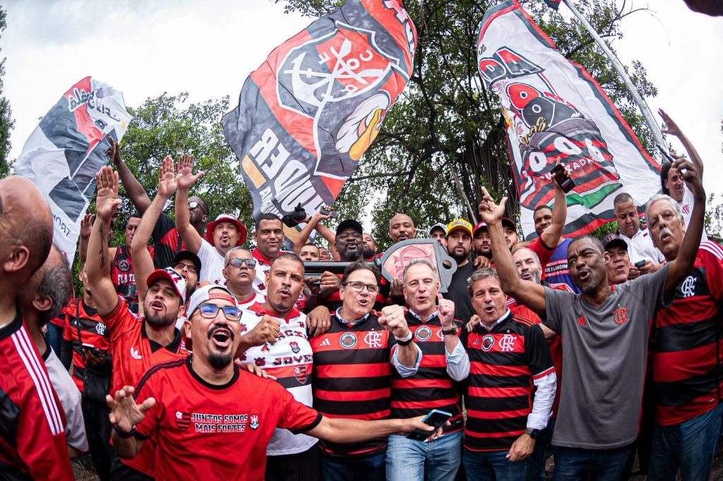 Flamengo recebe as "chaves" de terreno para a construção do estádio