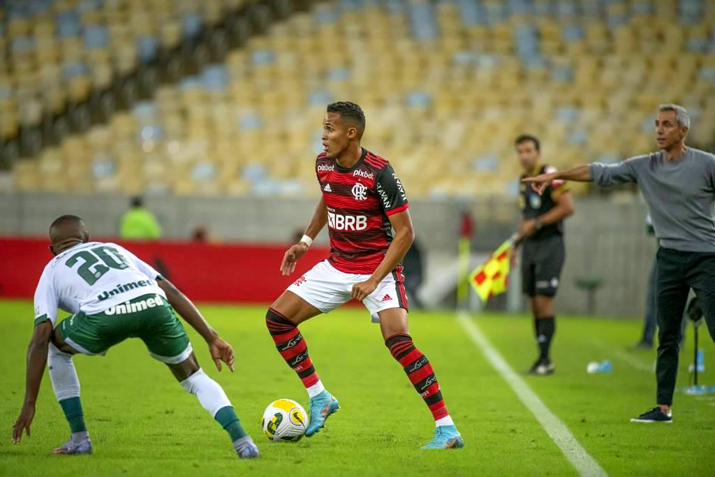 Como chega Ayrton Lucas e como o ala pode contribuir no Flamengo de Paulo  Sousa