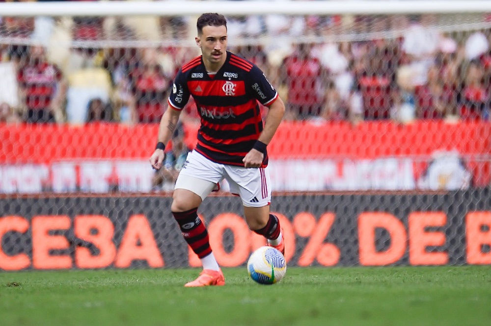 Camisa 10 da zaga - Léo Ortiz é o jogador com maior precisão de passes no Flamengo de Filipe Luís