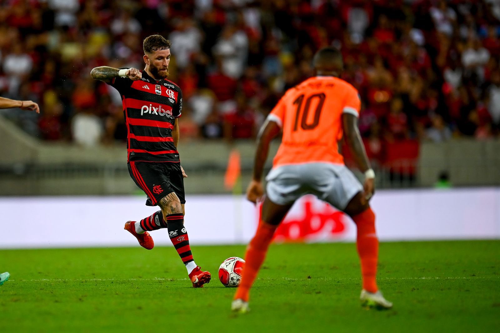 Léo Pereira não treina com os companheiros e preocupa para o duelo contra o Amazonas