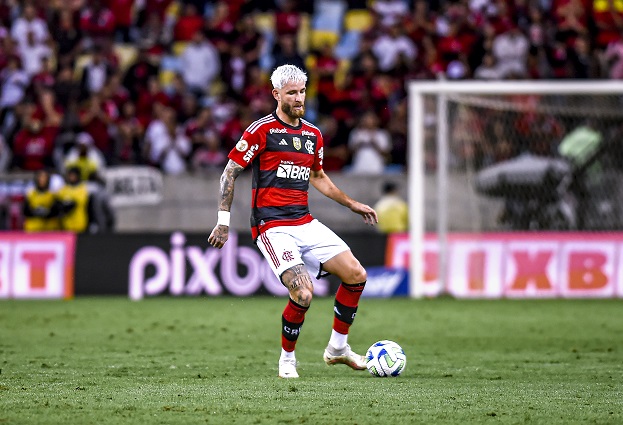 Léo Pereira critica sistema defensivo do Flamengo por lances de