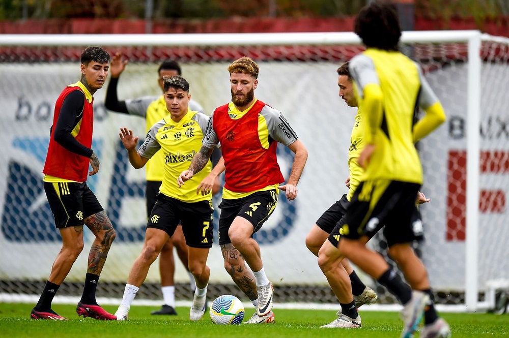 Zagueiro do Flamengo leva multa por chegar atrasado em treino