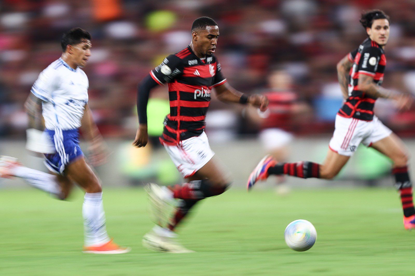 Flamengo está próximo de acerto por renovação de Lorran