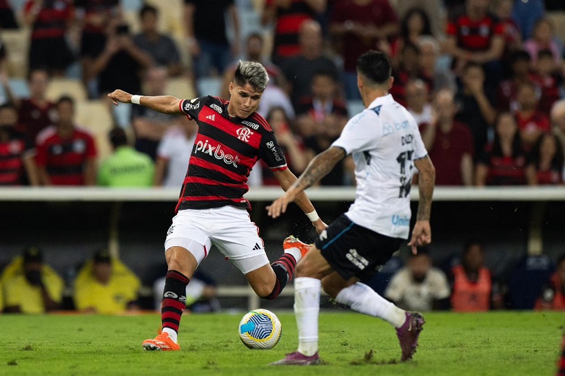 Craque novo no Mengão? Neymar visita vestiário do Flamengo após vitória sobre o Grêmio - veja o vídeo