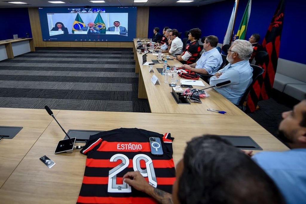 Flamengo recebe as "chaves" de terreno para a construção do estádio