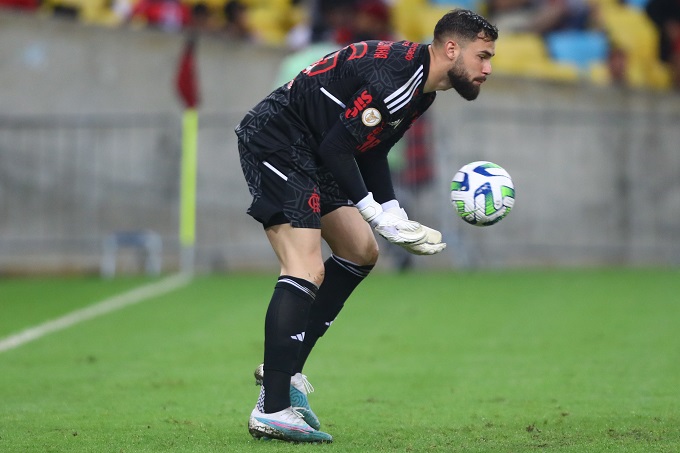 Novo titular? Matheus Cunha é eleito melhor goleiro da rodada do Brasileirão