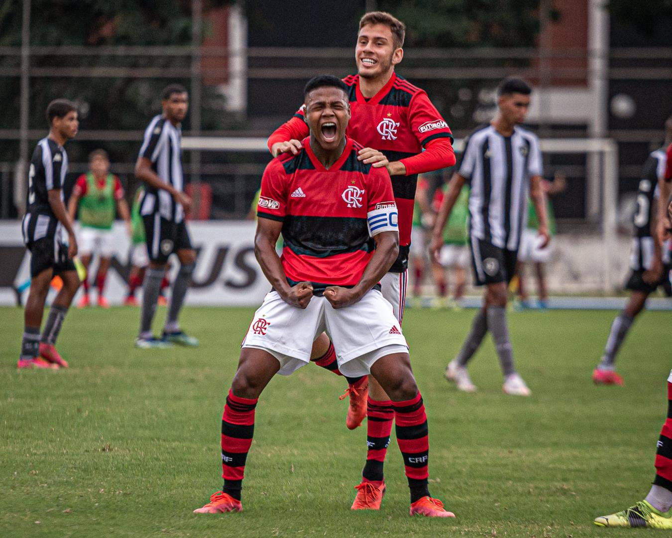 Flamengo assina novo contrato bilionário com Matheus França