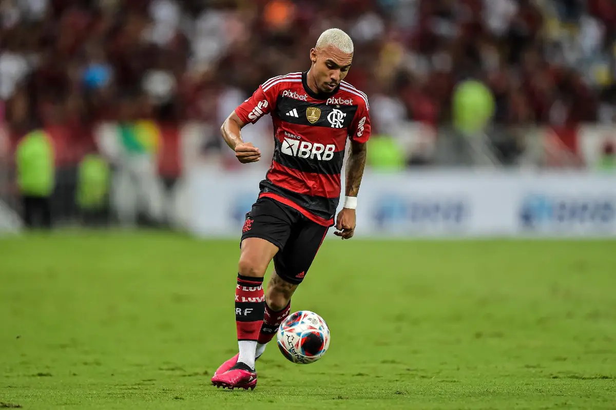 Três chegadas e cinco saídas - veja como foi a janela de transferências do Flamengo