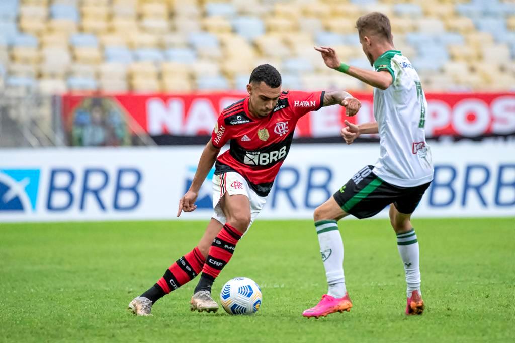 Matheuzinho e Wesley disputam a titularidade da lateral-direita do