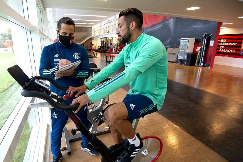 Reforço oficial: Mauricio Isla é apresentado no Ninho do Urubu; assista a  entrevista