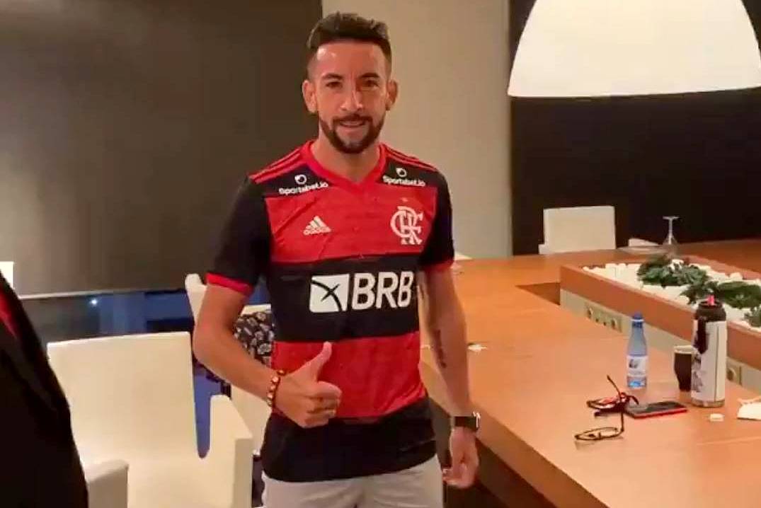 Isla assume camisa número 44 no Flamengo - Coluna do Fla