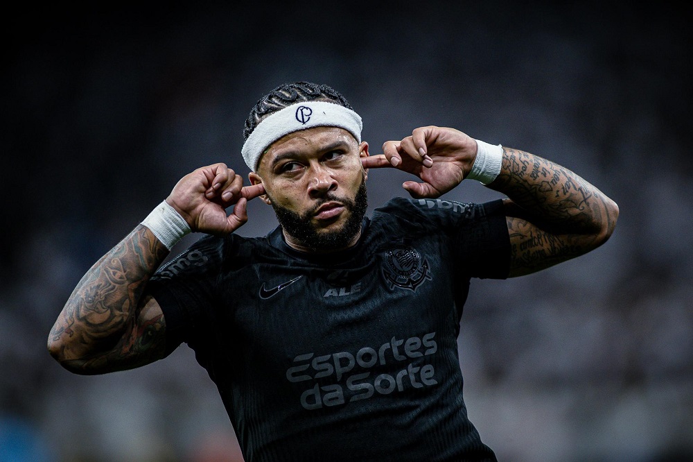 Autor de golaço pelo Corinthians, Memphis Depay desfalca o time contra o Flamengo