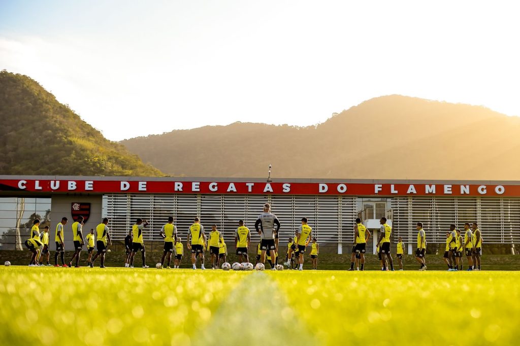 Flamengo desmente jornalista que publicou possível interesse do clube em Luís Castro - entenda