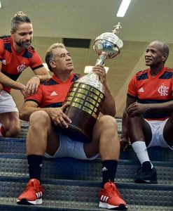 Elenco e comissão técnica do Flamengo prestam homenagem a Adílio no Ninho do Urubu