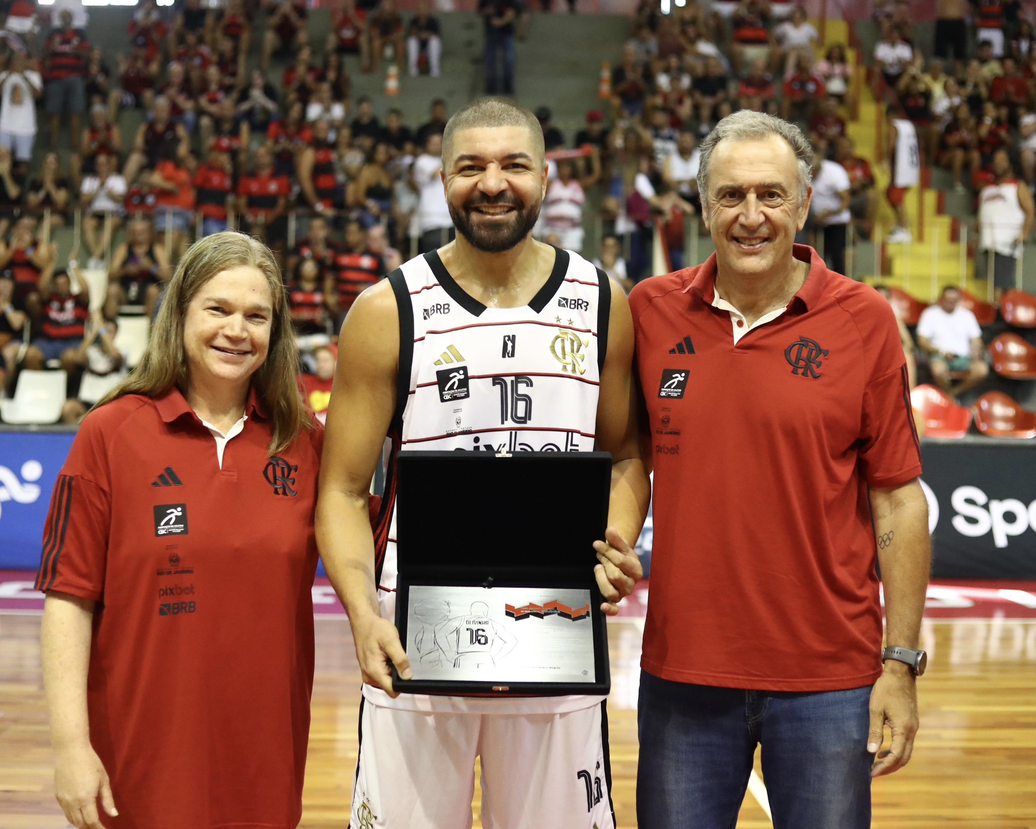 Olivinha resume passagem no Flamengo em entrevista: "Fui muito mais feliz do que triste"