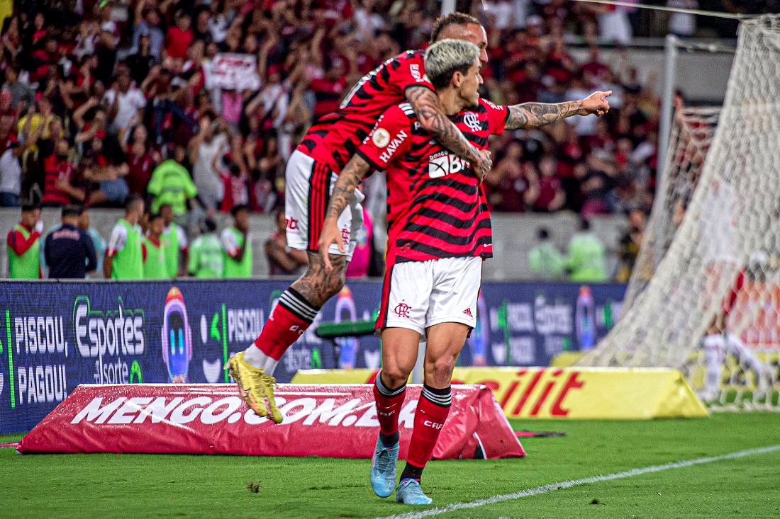 Ídolo do Flamengo torce por título invicto da equipe: "Será 2 a 0 Flamengo"