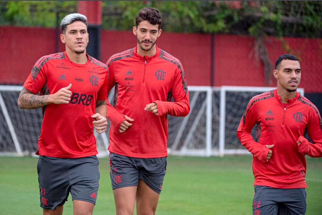 Léo Pereira critica sistema defensivo do Flamengo por lances de